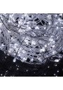 Pilnai šviečianti Kalėdų eglė tamsioje patalpoje su 13m šaltai balta girlianda Pasaka 600 LED
