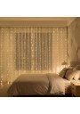 Stambiu planu nufotografuotos 3x2 m užuolaidos girliandos šiltai baltos LED lemputės