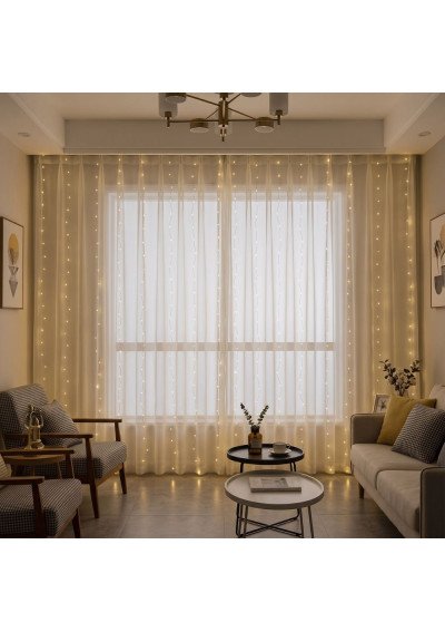 Šiltai balta LED užuolaida girlianda 3x2 m pakabinta ant kambario lango