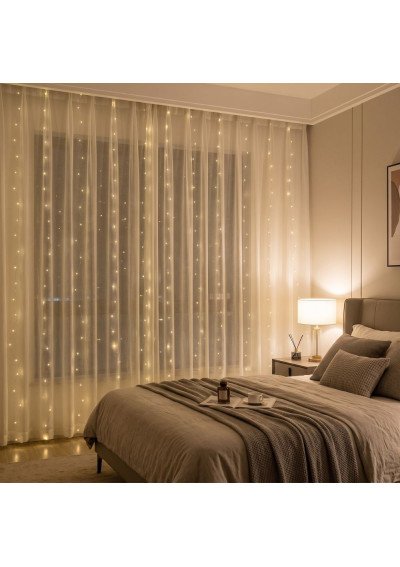 Didelė 4x3 m šiltai balta LED užuolaida girlianda pakabinta ant lango