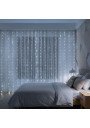 Plona vielinė 400 LED šviesos užuolaida pakabinta ant permatomų dieninių užuolaidų