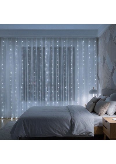 Plona vielinė 400 LED šviesos užuolaida pakabinta ant permatomų dieninių užuolaidų