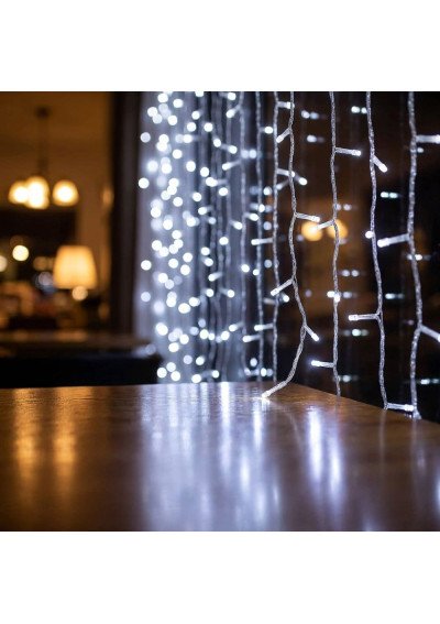 Pavienių šaltai baltų LED diodų gaubteliai ir balto PVC laido šakos 3x2m užuolaidoje